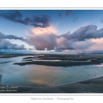 Promenade entre deux orages au crÃ©puscule dans la baie de Somme Ã  marÃ©e basse en suivant un des ruisseaux qui parcourrent la baie entre Le Hourdel et Cayeux-sur-mer. Saison : Automne - Lieu : Le Hourdel, Baie de Somme, Somme, Picardie, France