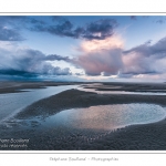 Promenade entre deux orages au crÃ©puscule dans la baie de Somme Ã  marÃ©e basse en suivant un des ruisseaux qui parcourrent la baie entre Le Hourdel et Cayeux-sur-mer. Saison : Automne - Lieu : Le Hourdel, Baie de Somme, Somme, Picardie, France