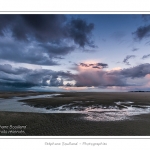 Promenade entre deux orages au crÃ©puscule dans la baie de Somme Ã  marÃ©e basse en suivant un des ruisseaux qui parcourrent la baie entre Le Hourdel et Cayeux-sur-mer. Saison : Automne - Lieu : Le Hourdel, Baie de Somme, Somme, Picardie, France