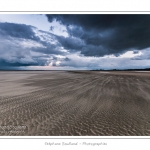 Le sable balayÃ© par le vent fort - Promenade entre deux orages au crÃ©puscule dans la baie de Somme Ã  marÃ©e basse en suivant un des ruisseaux qui parcourrent la baie entre Le Hourdel et Cayeux-sur-mer. Saison : Automne - Lieu : Le Hourdel, Baie de Somme, Somme, Picardie, France