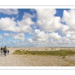 Promeneurs sur le cordon de galets