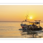 Départ d'un bateau de pêche à l'aube au Hourdel