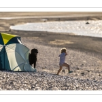 Vacanciers sur le cordon de galets du Hourdel