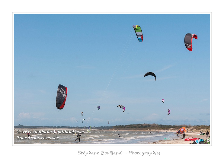 Le beau temp et un vent fort attirent les adeptes du kitesurf sur la plage du Crotoy pour y pratiquer leur sport. Saison : Printemps - Lieu : Le Crotoy, Baie de Somme, Somme, Picardie, France
