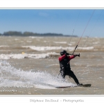 Le beau temp et un vent fort attirent les adeptes du kitesurf sur la plage du Crotoy pour y pratiquer leur sport. Saison : Printemps - Lieu : Le Crotoy, Baie de Somme, Somme, Picardie, France