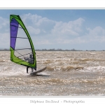 Planche Ã  voile (vÃ©liplanchiste) sur la plage du Crotoy en Baie de Somme par un jour de grand vent. Saison : Printemps - Lieu : Le Crotoy, Baie de Somme, Somme, Picardie, France