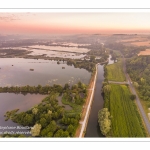 Survol des marais de la Somme à Long au petit matin.