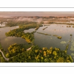 Survol des marais de la Somme à Long au petit matin.