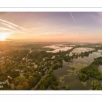 Survol des marais de la Somme à Long au petit matin.