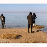 Guide nature qui emmène ses clients voir les phoques en baie de Somme -saison : Hiver - Lieu : Plages de la Maye, Réserve Naturelle, Baie de Somme, Somme, Picardie, Hauts-de-France, France. Nature guide that takes its customers to see the seals in the Bay of Somme -season: Winter - Location: Maye Beaches, Nature Reserve, Somme Bay, Somme, Picardie, Hauts-de-France, France.