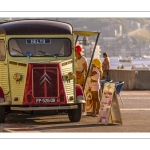 Promeneurs sur l'esplanade à Mers-les-bains