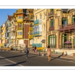 Promeneurs sur l'esplanade à Mers-les-bains