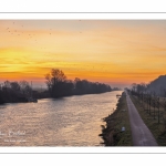 Le canal de la Somme près de Saint-Valery-sur-Somme à l'aube.