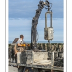 Les mytiliculteurs récoltent les moules de bouchots