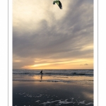 Kitesurf sur la plage de Fort-Mahon un soir d'hiver