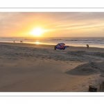 Kitesurf sur la plage de Fort-Mahon un soir d'hiver