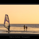 La plage de Quend-Plage un soir d'hiver. Speed sail (planche Ã  voile terrestre Ã  roulettes) sur la plage.Saison : Hiver - Lieu : Quend-Plage , CÃ´te Picarde, Marquenterre, Somme, Picardie, France