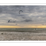 Kitesurf au soleil couchant le long de la plage de Quend