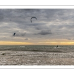 Kitesurf au soleil couchant le long de la plage de Quend