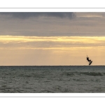 Kitesurf au soleil couchant le long de la plage de Quend