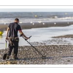 Un homme avec un détecteur de métaux sur la plage de Quend