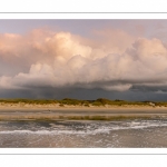 Crépuscule et ciel d'orage sur la plage