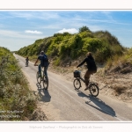 Promenande sur la route blanche entre Cayeux et le Hourdel. Départ de la la Mollière d'Aval et retour en longeant le front de mer. Saison : été - Lieu : La route blanche, La mollière d'Aval, Baie de Somme, Somme, Hauts-de-France, France.