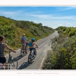 Promenande sur la route blanche entre Cayeux et le Hourdel. Départ de la la Mollière d'Aval et retour en longeant le front de mer. Saison : été - Lieu : La route blanche, La mollière d'Aval, Baie de Somme, Somme, Hauts-de-France, France.