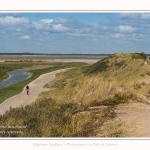 Promenande sur la route blanche entre Cayeux et le Hourdel. Départ de la la Mollière d'Aval et retour en longeant le front de mer. Saison : été - Lieu : La route blanche, La mollière d'Aval, Baie de Somme, Somme, Hauts-de-France, France.