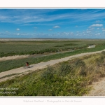 Promenande sur la route blanche entre Cayeux et le Hourdel. Départ de la la Mollière d'Aval et retour en longeant le front de mer. Saison : été - Lieu : La route blanche, La mollière d'Aval, Baie de Somme, Somme, Hauts-de-France, France.