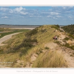 Promenande sur la route blanche entre Cayeux et le Hourdel. Départ de la la Mollière d'Aval et retour en longeant le front de mer. Saison : été - Lieu : La route blanche, La mollière d'Aval, Baie de Somme, Somme, Hauts-de-France, France.