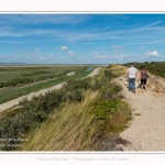 Promenande sur la route blanche entre Cayeux et le Hourdel. Départ de la la Mollière d'Aval et retour en longeant le front de mer. Saison : été - Lieu : La route blanche, La mollière d'Aval, Baie de Somme, Somme, Hauts-de-France, France.