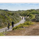 Promenande sur la route blanche entre Cayeux et le Hourdel. Départ de la la Mollière d'Aval et retour en longeant le front de mer. Saison : été - Lieu : La route blanche, La mollière d'Aval, Baie de Somme, Somme, Hauts-de-France, France.