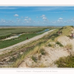 Promenande sur la route blanche entre Cayeux et le Hourdel. Départ de la la Mollière d'Aval et retour en longeant le front de mer. Saison : été - Lieu : La route blanche, La mollière d'Aval, Baie de Somme, Somme, Hauts-de-France, France.