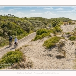 Promenande sur la route blanche entre Cayeux et le Hourdel. Départ de la la Mollière d'Aval et retour en longeant le front de mer. Saison : été - Lieu : La route blanche, La mollière d'Aval, Baie de Somme, Somme, Hauts-de-France, France.