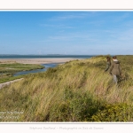 Promenande sur la route blanche entre Cayeux et le Hourdel. Départ de la la Mollière d'Aval et retour en longeant le front de mer. Saison : été - Lieu : La route blanche, La mollière d'Aval, Baie de Somme, Somme, Hauts-de-France, France.