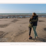 Promenande sur la route blanche entre Cayeux et le Hourdel. Départ de la la Mollière d'Aval et retour en longeant le front de mer. Saison : été - Lieu : La route blanche, La mollière d'Aval, Baie de Somme, Somme, Hauts-de-France, France.