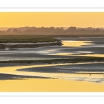 Lever de soleil sur le chenal de la Somme à marée basse