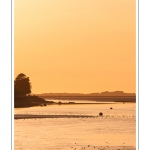 Coucher de soleil sur le chenal de la Somme Ã  Saint-Valery, vu depuis la lanterne (phare) - Saison : Ã©tÃ© - Lieu : Saint-Valery-sur-Somme, Baie de Somme, Somme, Picardie, France