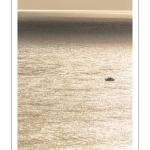 Petit bateau de plaisance au large du cap Gris-Nez