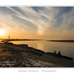 Promenade le long du chenal de la Somme Ã  Saint-Valery, au Cap Hornu alors ques les nuages colorÃ©s par le soleil couchant se reflÃ¨tent dans l'eau. Saison : Ã©tÃ© - Lieu : Cap Hornu, Saint-Valery-sur-Somme, Baie de Somme, Somme, Picardie, France.