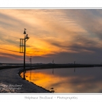 Promenade le long du chenal de la Somme Ã  Saint-Valery, au Cap Hornu alors ques les nuages colorÃ©s par le soleil couchant se reflÃ¨tent dans l'eau. Saison : Ã©tÃ© - Lieu : Cap Hornu, Saint-Valery-sur-Somme, Baie de Somme, Somme, Picardie, France.