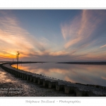 Promenade le long du chenal de la Somme Ã  Saint-Valery, au Cap Hornu alors ques les nuages colorÃ©s par le soleil couchant se reflÃ¨tent dans l'eau. Saison : Ã©tÃ© - Lieu : Cap Hornu, Saint-Valery-sur-Somme, Baie de Somme, Somme, Picardie, France.