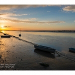 CrÃ©pusule et coucher de soleil sur les barques amarÃ©es le long du fleuve. Saison : Ã©tÃ© - Lieu : Saint-Valery-sur-Somme, Baie de Somme, Somme, Picardie, France.