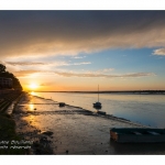 CrÃ©pusule et coucher de soleil sur les barques amarÃ©es le long du fleuve. Saison : Ã©tÃ© - Lieu : Saint-Valery-sur-Somme, Baie de Somme, Somme, Picardie, France.