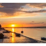 CrÃ©pusule et coucher de soleil sur les barques amarÃ©es le long du fleuve. Saison : Ã©tÃ© - Lieu : Saint-Valery-sur-Somme, Baie de Somme, Somme, Picardie, France.