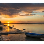 CrÃ©pusule et coucher de soleil sur les barques amarÃ©es le long du fleuve. Saison : Ã©tÃ© - Lieu : Saint-Valery-sur-Somme, Baie de Somme, Somme, Picardie, France.