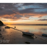 CrÃ©pusule et coucher de soleil sur les barques amarÃ©es le long du fleuve. Saison : Ã©tÃ© - Lieu : Saint-Valery-sur-Somme, Baie de Somme, Somme, Picardie, France.