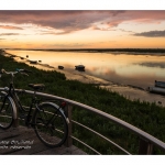 CrÃ©pusule et coucher de soleil sur les barques amarÃ©es le long du fleuve. Saison : Ã©tÃ© - Lieu : Saint-Valery-sur-Somme, Baie de Somme, Somme, Picardie, France.