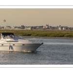 Bateau de plaisance de retour au port dans le chenal de la Somme